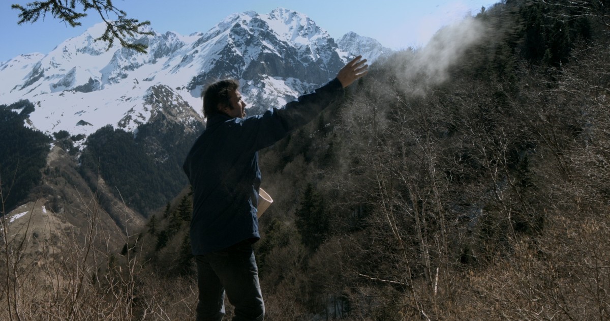 Au-delà du ciel gris