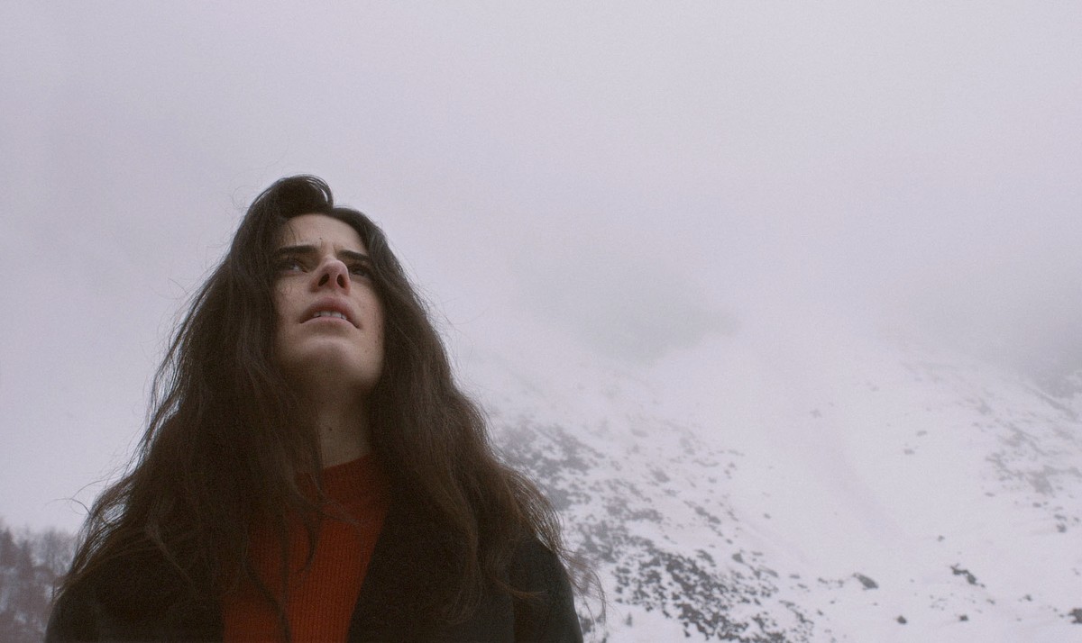 Au-delà du ciel gris