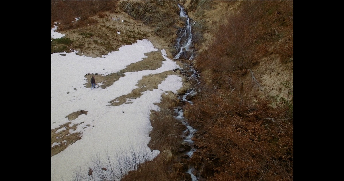 Au-delà du ciel gris