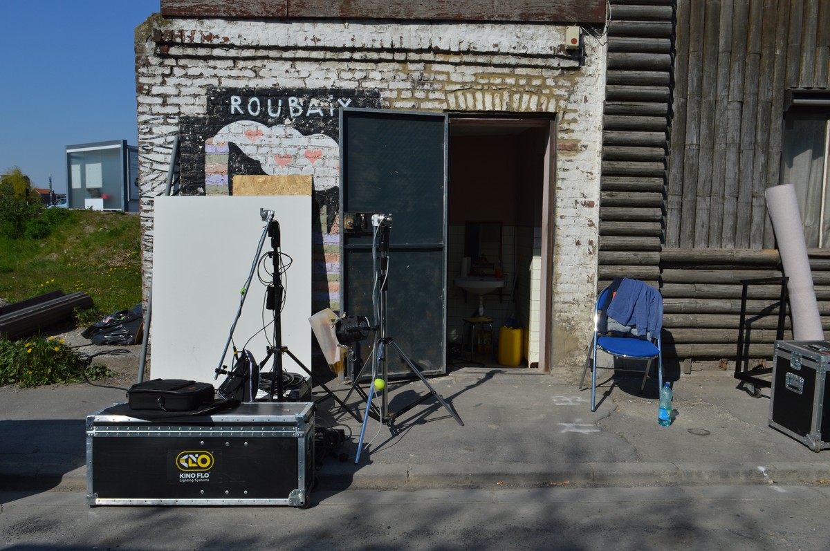 With Our elastic arms we drink deep sea blue to parlaient idéal