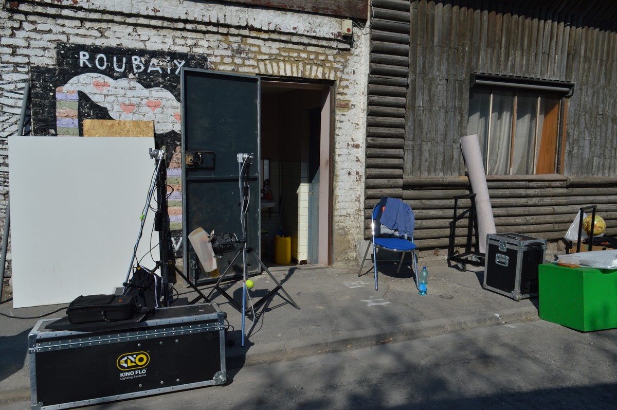 With Our elastic arms we drink deep sea blue to parlaient idéal