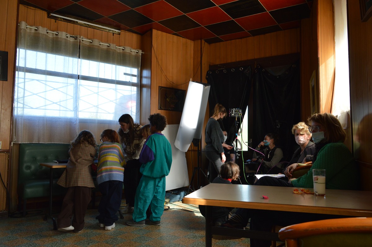 With Our elastic arms we drink deep sea blue to parlaient idéal