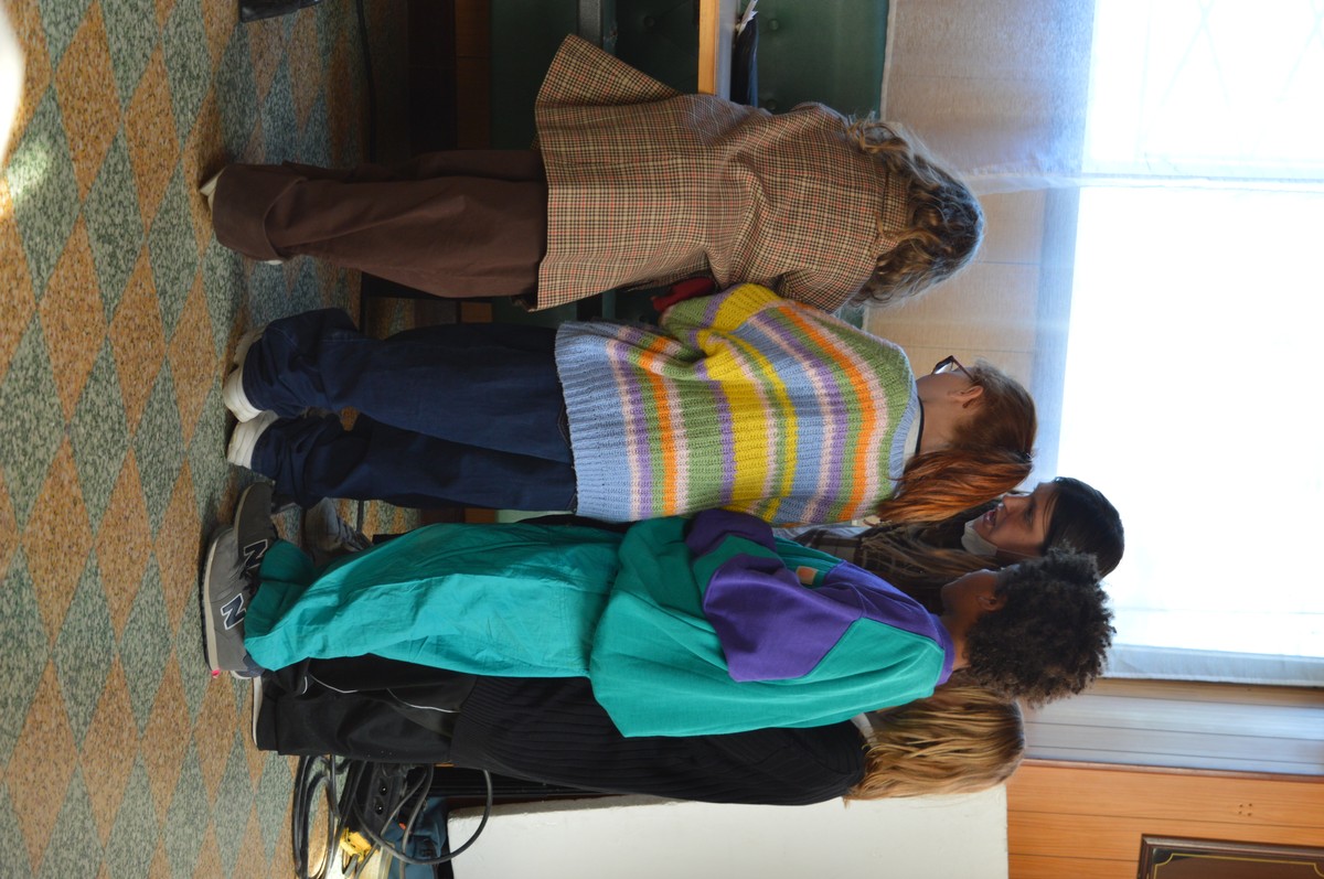 With Our elastic arms we drink deep sea blue to parlaient idéal