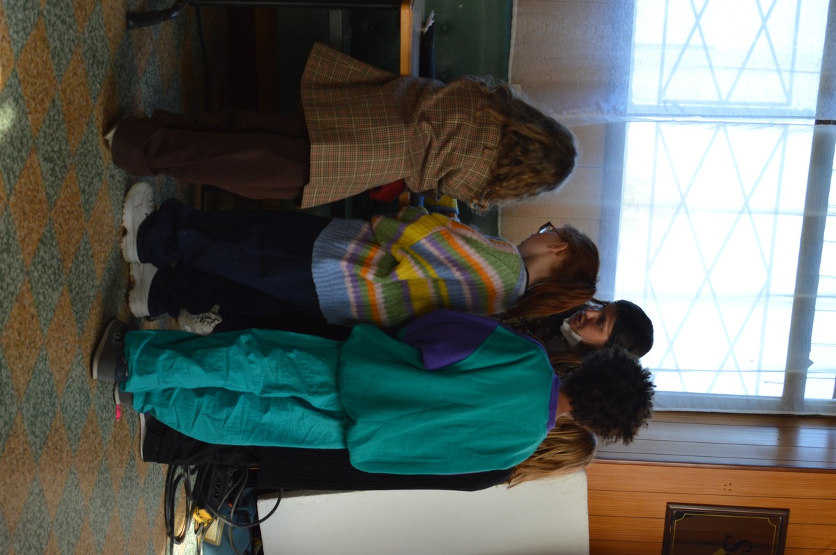 With Our elastic arms we drink deep sea blue to parlaient idéal