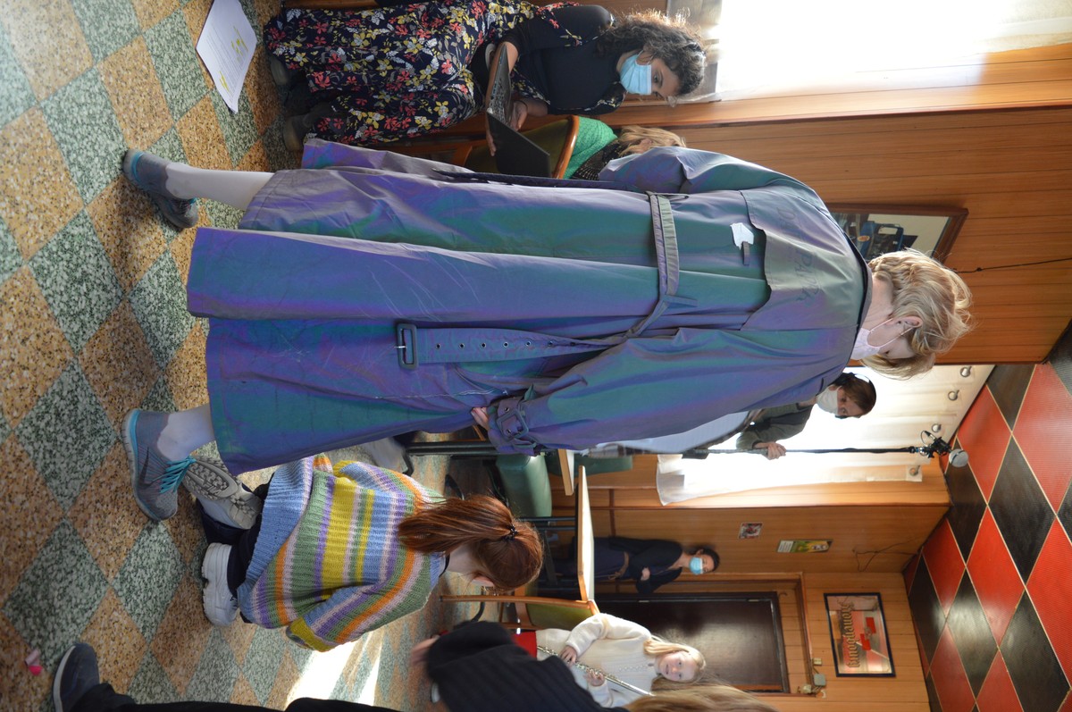 With Our elastic arms we drink deep sea blue to parlaient idéal