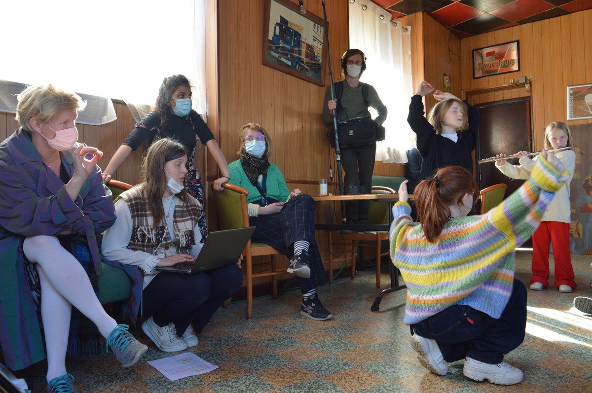 With Our elastic arms we drink deep sea blue to parlaient idéal