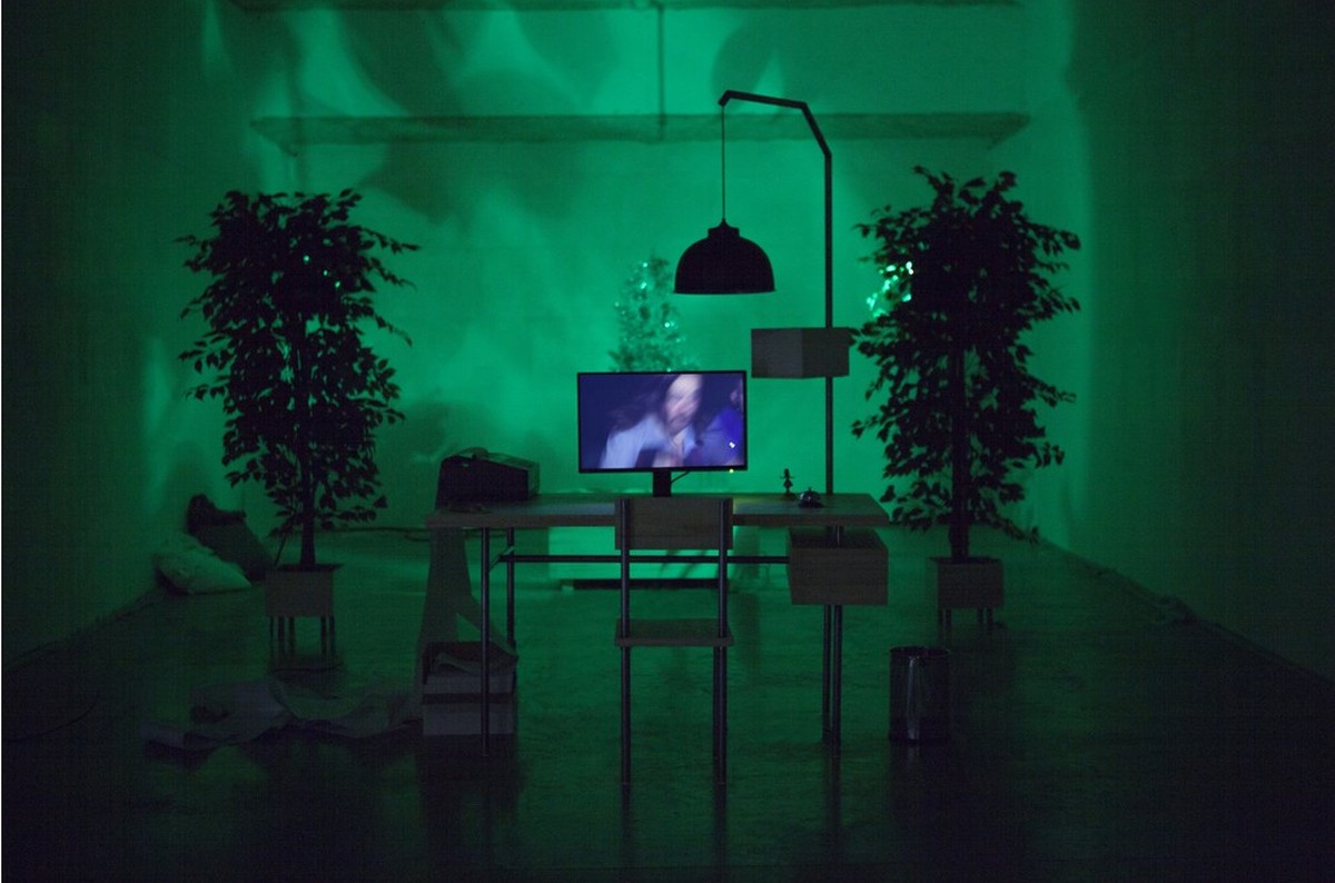 La chambre de Dieu / Installation sonore pour un bureau, une chaise, quatre plantes vertes, un grand sapin, des objets en mouvement et des paroles tonitruantes