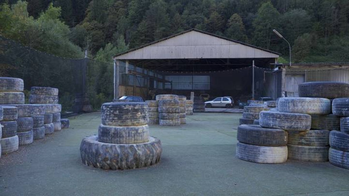 Of stains, scrap and tires