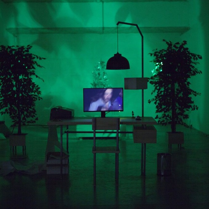 La chambre de Dieu / Installation sonore pour un bureau, une chaise, quatre plantes vertes, un grand sapin, des objets en mouvement et des paroles tonitruantes