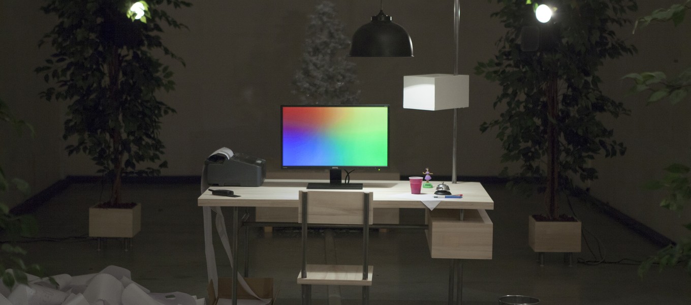 La chambre de Dieu / Installation sonore pour un bureau, une chaise, quatre plantes vertes, un grand sapin, des objets en mouvement et des paroles tonitruantes